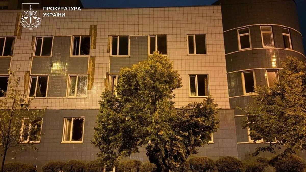 Пошкоджений пологовий будинок у Подільському районі Києва