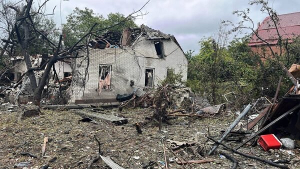 Пошкоджені будинки та вирва в приватному секторі Дніпровського району Києва