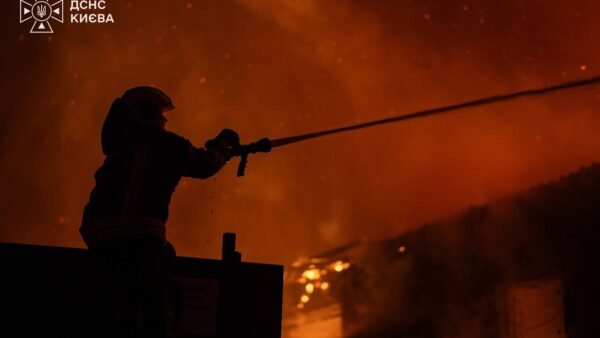 Пошкоджений будинок у Солом'янському районі Києва після вибуху