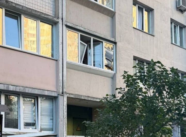 Пошкоджений житловий будинок в Подільському районі Києва