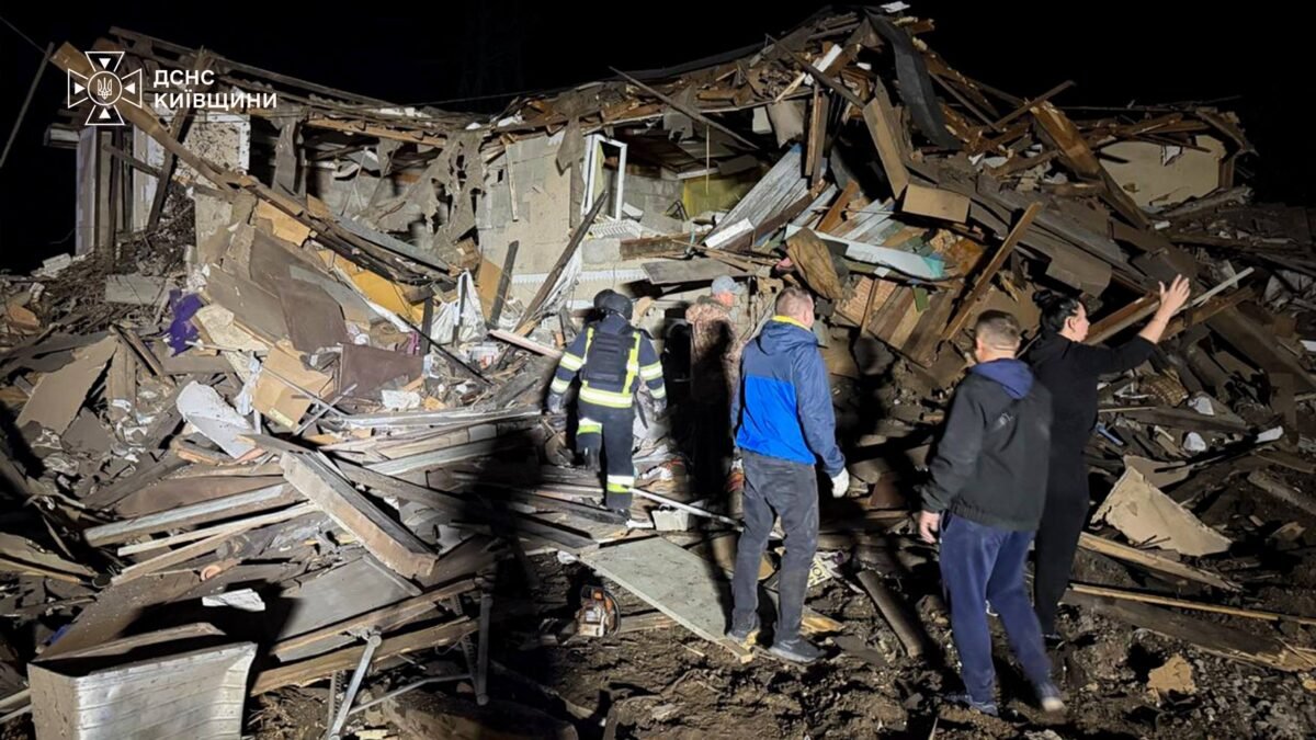 Рятувальники на місці руйнувань у Вишгороді