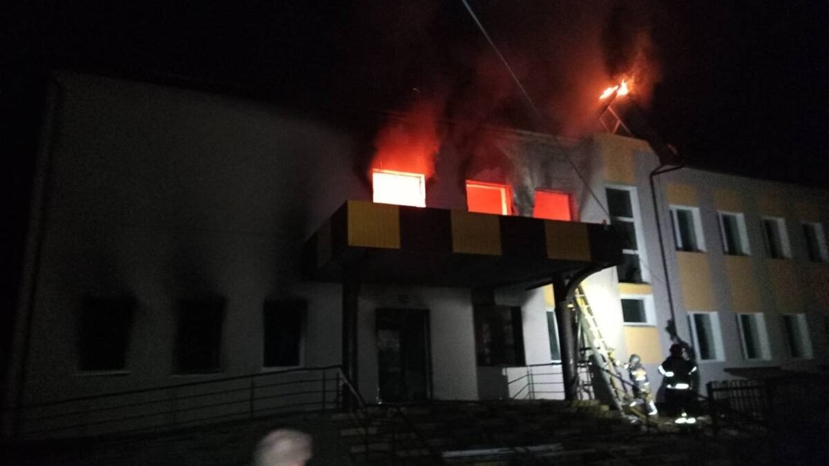 Пожежа в Іванківському ліцеї №2 після удару дрона