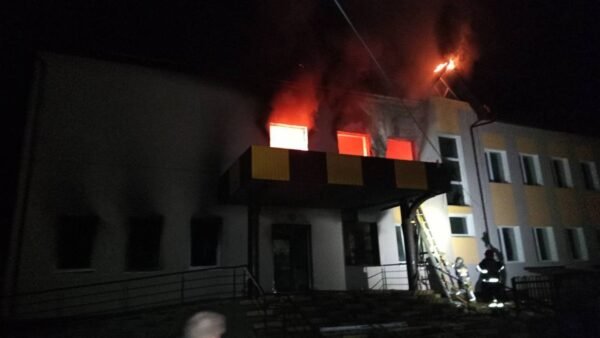 Пожежа в Іванківському ліцеї №2 після удару дрона