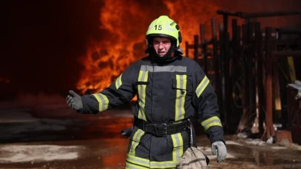 Пожежа на складі у Святошинському районі Києва після падіння уламків дрона