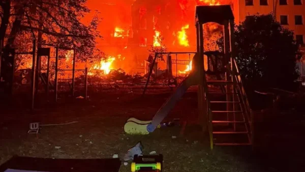 Задимлені складські будівлі після ворожої атаки на Київ 8 вересня