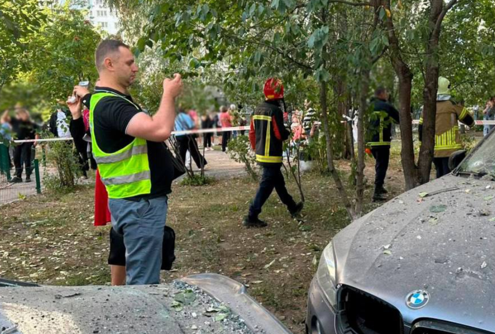 Пошкоджений житловий будинок у Дарницькому районі Києва після атаки БпЛА