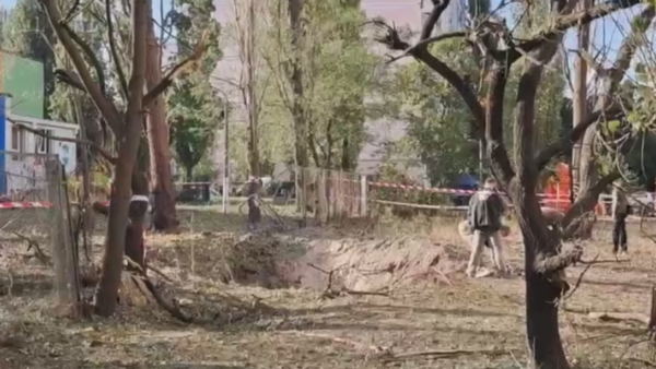 Глибока вирва від падіння уламків ракети у Києві