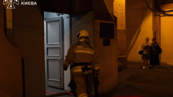 Рятувальники під час пожежі на вулиці Саксаганського у Києві