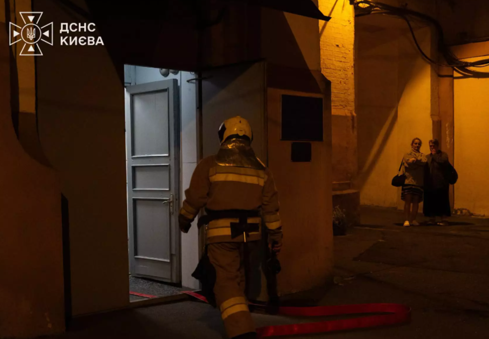 Рятувальники під час пожежі на вулиці Саксаганського у Києві