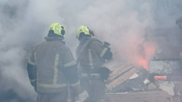 Пошкоджений житловий будинок у Києві після падіння уламків дрона 22 вересня