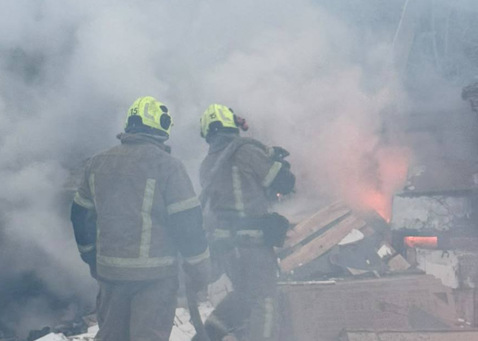 Пошкоджений житловий будинок у Києві після падіння уламків дрона 22 вересня