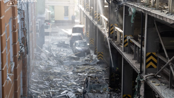 Рятувальники ліквідовують наслідки атаки дронів у Києві