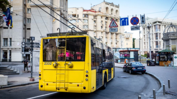 Пошкоджена контактна мережа тролейбусів на Оболоні