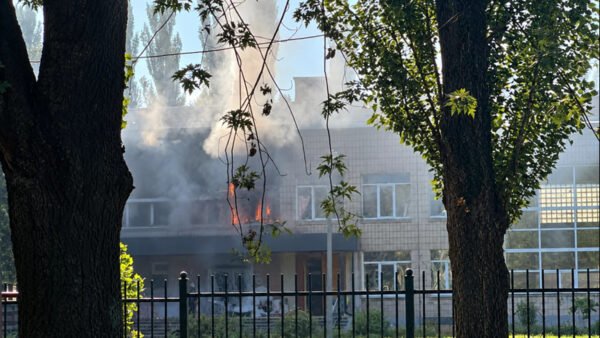 Пошкоджена будівля школи в Солом'янському районі Києва після падіння уламків дрона