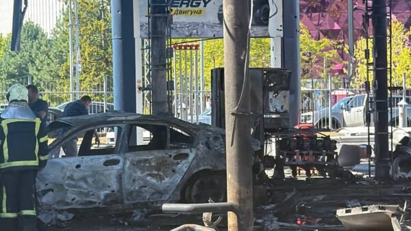 Пошкоджена автозаправна станція у Голосіївському районі Києва після влучання дрона