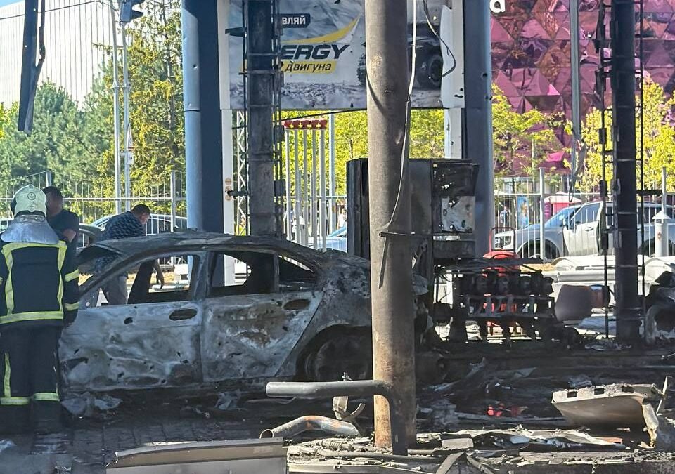 Пошкоджена автозаправна станція у Голосіївському районі Києва після влучання дрона