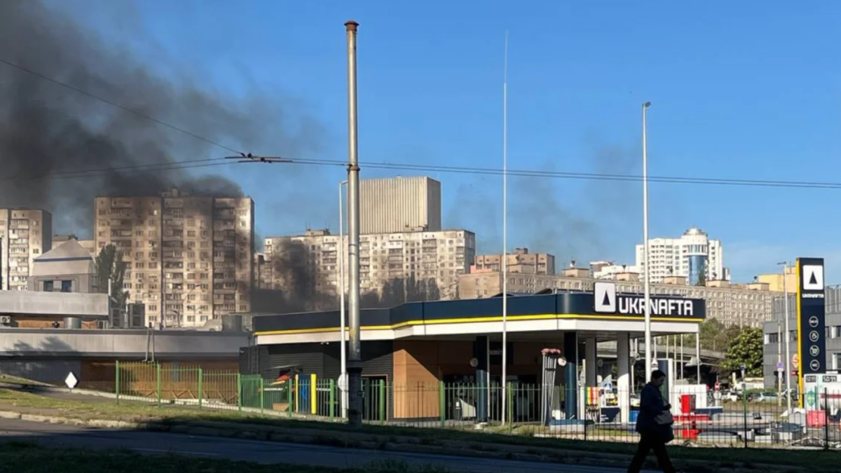 Пошкоджена АЗС у Києві після ворожої атаки