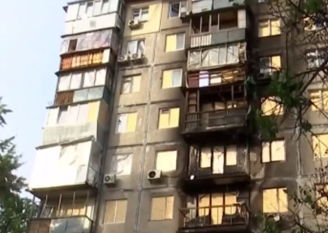 Пошкоджений уламками БпЛА будинок у Дніпровському районі Києва