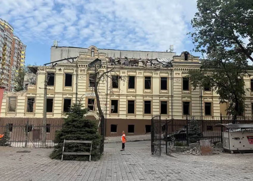 Пошкоджена Лук'янівська поліцейська дільниця