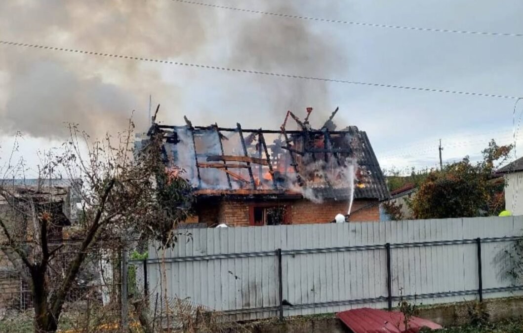 Пошкоджений будинок на Київщині після обстрілу