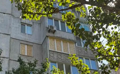 Закриті OSB-плитами вікна будинку в Деснянському районі