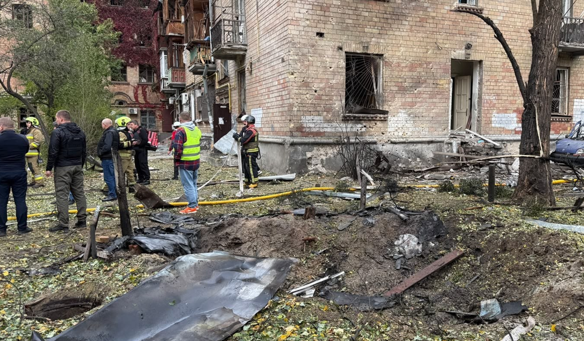 Штаб допомоги постраждалим від обстрілу на вулиці Катерини Білокур у Києві