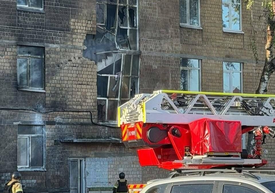 Наслідки влучання БпЛА в школу в Солом'янському районі Києва