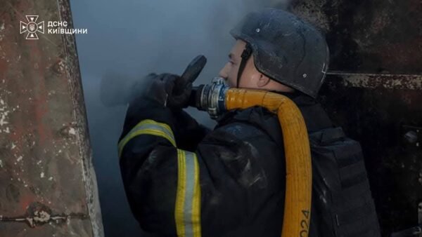 Пошкоджений будинок після атаки дрона в Броварському районі