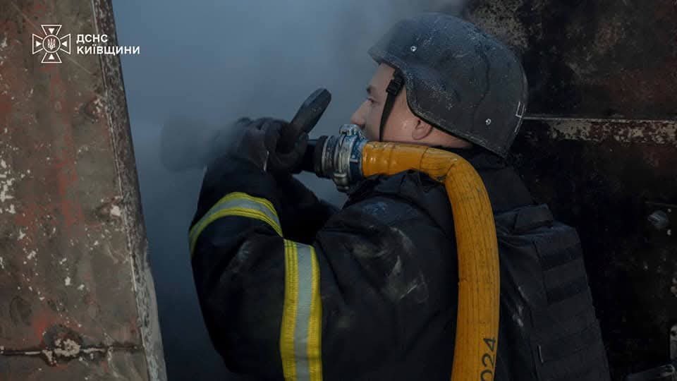 Пошкоджений будинок після атаки дрона в Броварському районі