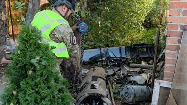 Нездетонована бойова частина російського БпЛА в землі