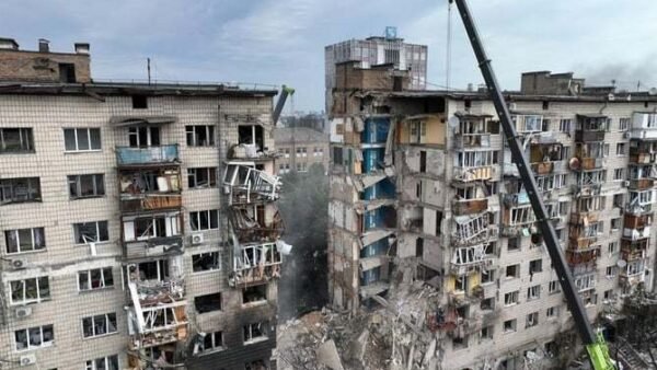 Пошкоджений багатоквартирний будинок у Києві