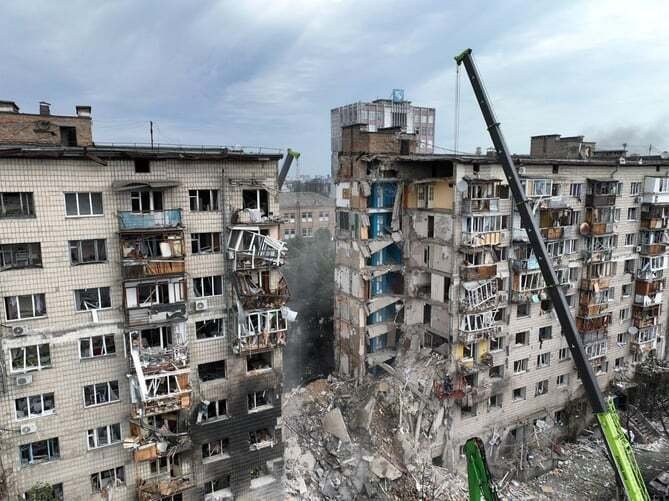 Пошкоджений багатоквартирний будинок у Києві