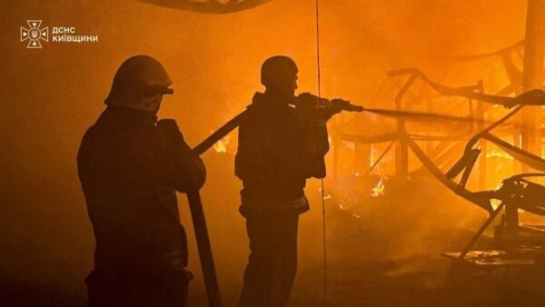 Рятувальники розбирають завали після нічної атаки в Обухівському районі