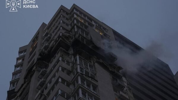 Наслідки російської атаки в Києві: пожежа в багатоквартирному будинку