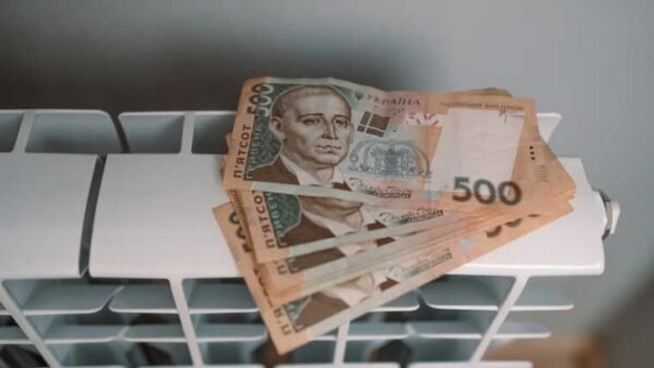 Зображення лічильника тепла або теплових труб, що символізують тарифи на тепло у Ставищенській громаді