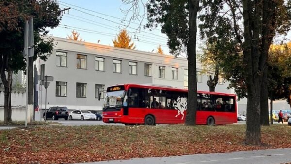 Міський автобус у Білій Церкві, на фоні якого обговорюється підвищення тарифу на проїзд до 30 гривень.