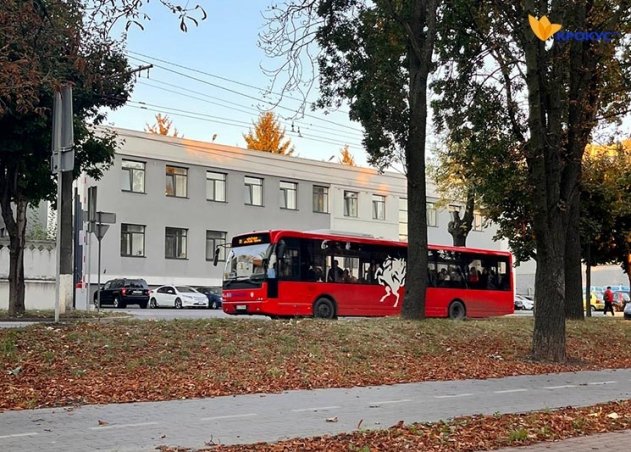 Міський автобус у Білій Церкві, на фоні якого обговорюється підвищення тарифу на проїзд до 30 гривень.
