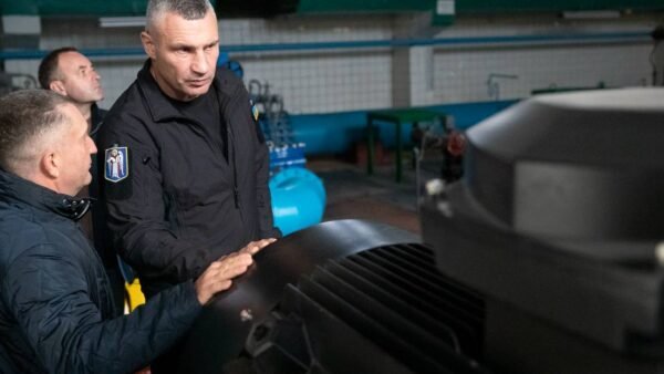 Віталій Кличко оглядає генератор на водопровідній станції Київводоканалу