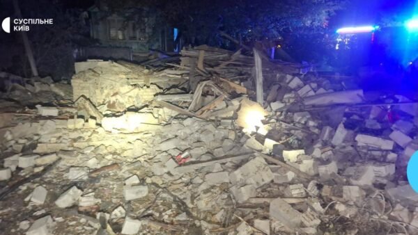 Наслідки атаки дрона на житловий будинок в Оболонському районі Києва