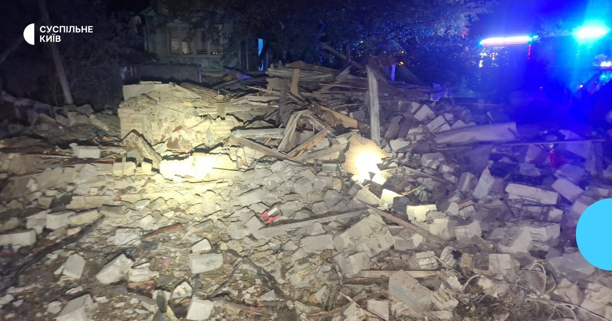 Наслідки атаки дрона на житловий будинок в Оболонському районі Києва