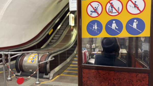 Вхід до станції метро Чернігівська після відновлення роботи