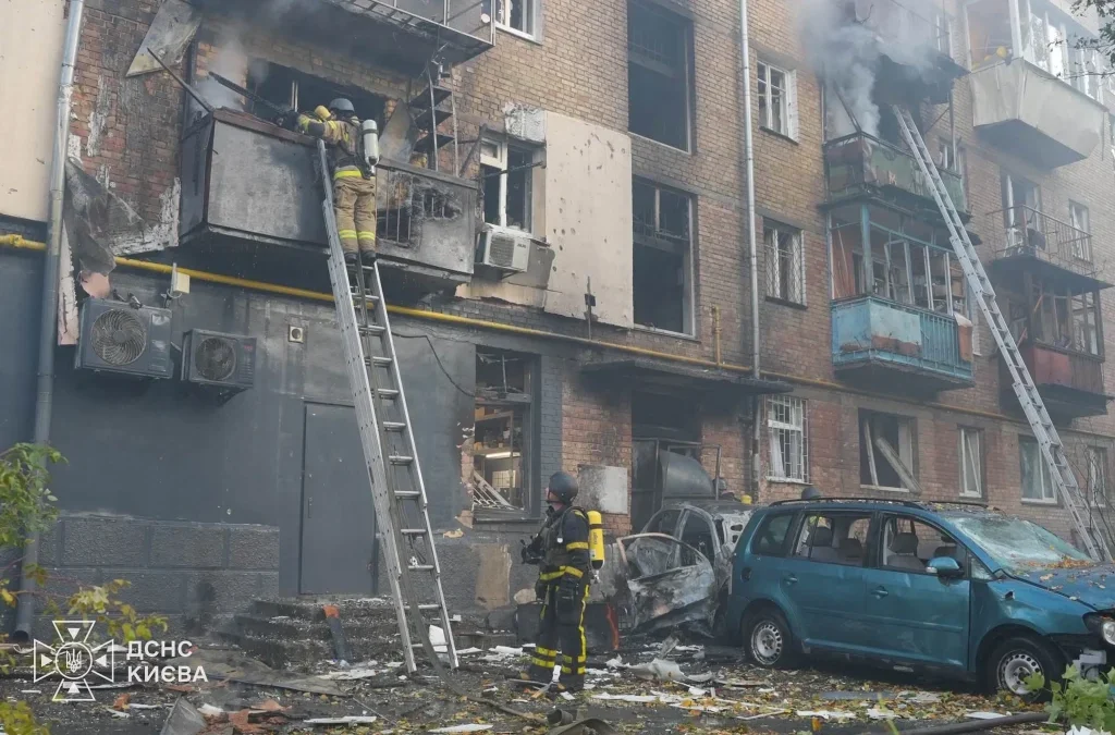 Рятувальники ДСНС працюють на місці пожежі в житловому будинку Солом'янського району Києва