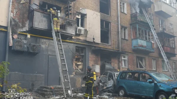 Рятувальники ДСНС працюють на місці пожежі в житловому будинку Солом'янського району Києва