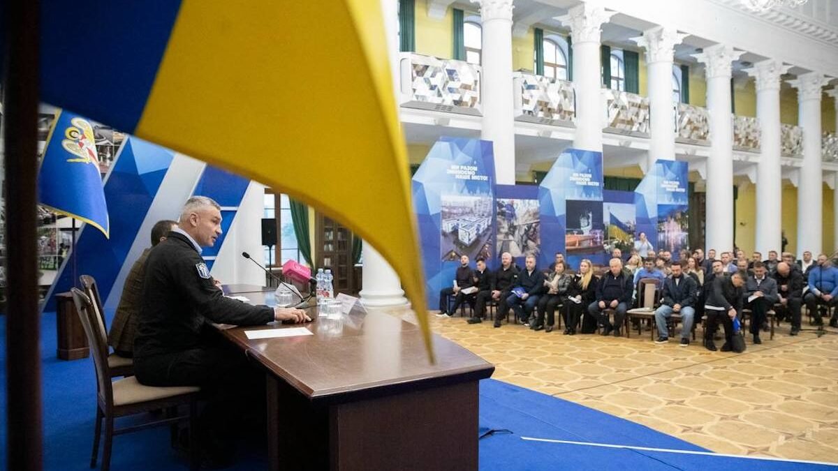 Міський голова Віталій Кличко під час обговорення мобільних укриттів