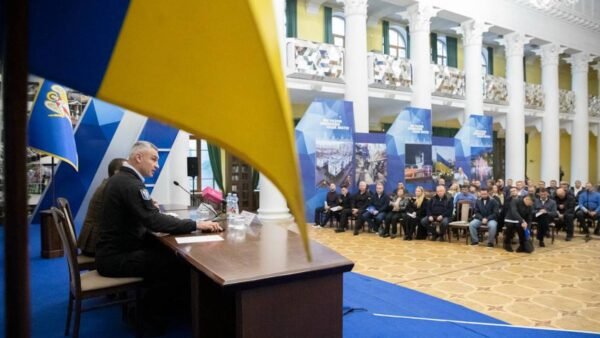 Міський голова Віталій Кличко під час обговорення мобільних укриттів