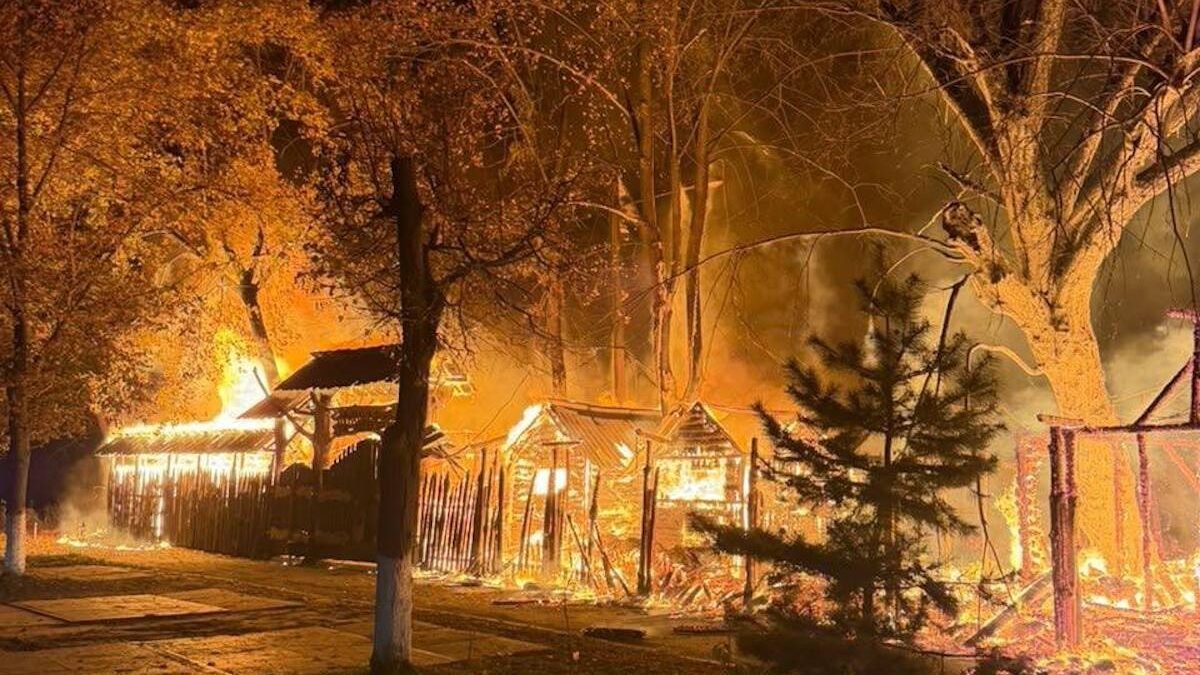 Пошкоджений Південний міст у Києві після ракетної атаки