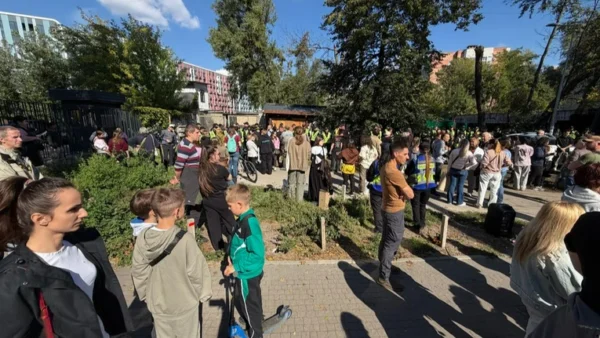 Поліцейський патруль під час конфлікту на вулиці Теремківській
