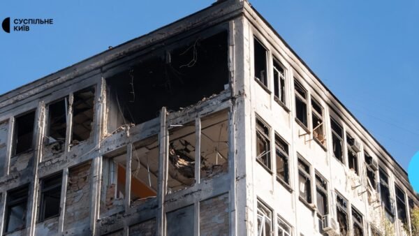 Пошкоджена будівля Інституту водних проблем НАН України в Голосіївському районі
