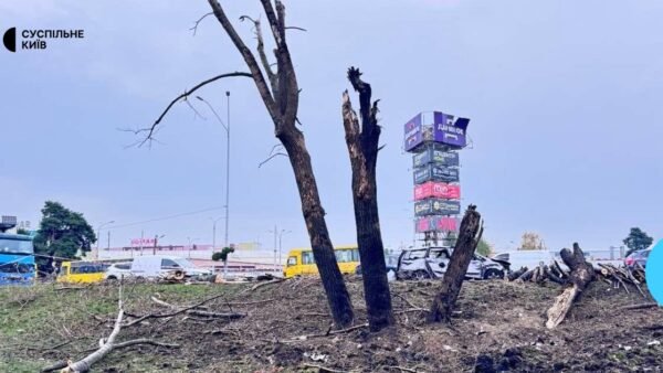Пошкоджений парк Кіото в Києві після російської атаки