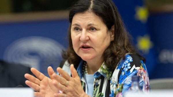 Пошкоджений Південний міст у Києві після атаки